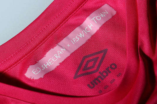 Un maillot glamour pour Ipswich Town en collaboration avec Ed Sheeran!