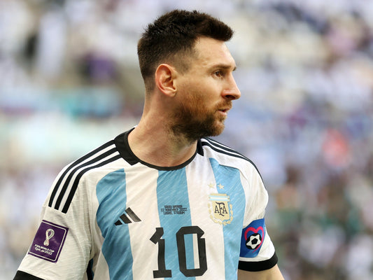 DES MAILLOTS DE L'ARGENTINE PORTÉ PAR MESSI LORS DE LA COUPE DU MONDE 2022 SERONT VENDUS AUX ENCHÈRES !