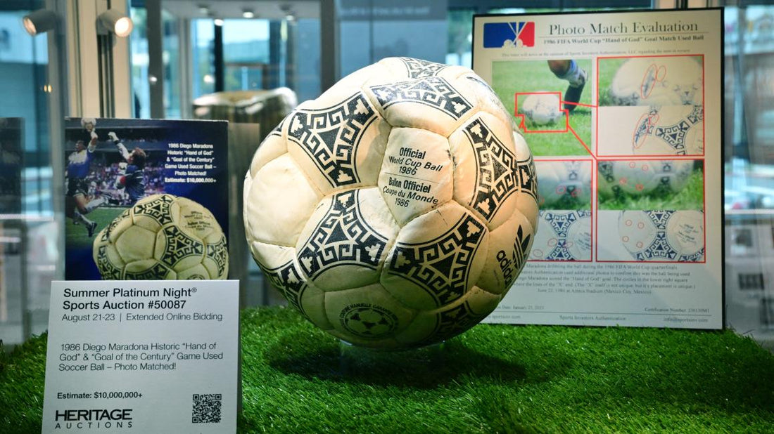 Le ballon a été conservé pendant de longues années par l'arbitre de la rencontre, le Tunisien Ali Bennaceur. [Frederic J. BROWN / AFP]