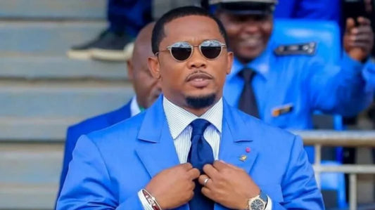 Samuel Eto'o en costume bleu lunette de soleil 