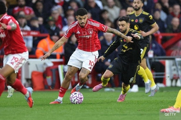 Morgan Gibbs White en duel avec Bruno Fernandes 