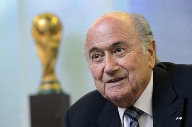 Sepp Blatter avec le trophée de la coupe du monde en arrière plan