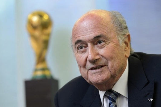 Sepp Blatter avec le trophée de la coupe du monde en arrière plan