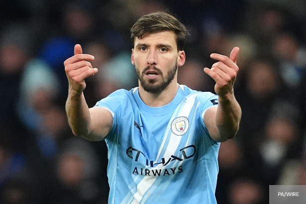 Ruben Dias sous les couleurs de Manchester City, public flou en arrière plan 