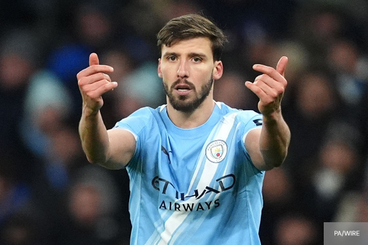 Ruben Dias sous les couleurs de Manchester City, public flou en arrière plan 