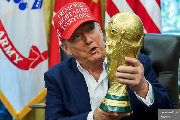 Donald Trump qui soulève le trophée de la coupe du monde 2026 dans son bureau 