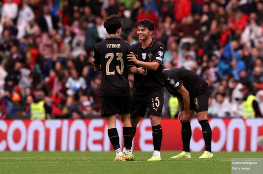 Joao Neves et Vitinha qui célèbre un but face à l'Arménie en match de qualification de coupe du monde 