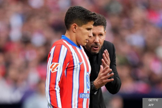 Diego SIMEONE qui donne des instructions à son fils Giuliano Simeone qui s'apprête à rentrer en jeu 