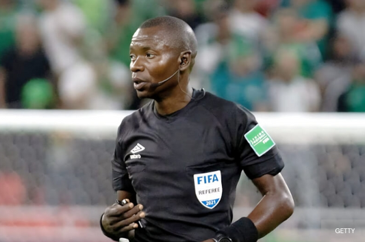 Jean jacques NDALA qui officie en plein match 