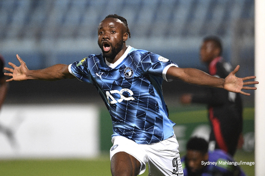 Fiston Mayele avec Pyramid FC qui célèbre son but 