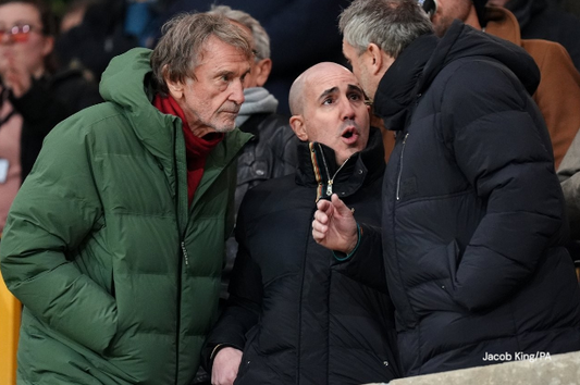 Sir Jim Ratcliffe, Omar Berrada Jason wilcox en pleine discussion 