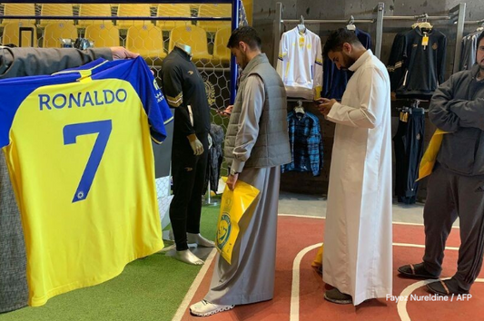 Fans saoudiens dans la boutique officielle du club d'Al Nassr qui achètent un maillot de Cristiano Ronaldo 
