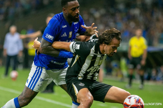 L'ancien milieu de l'OM Gerson à Gauche en duel avec un défenseur de Mineiro