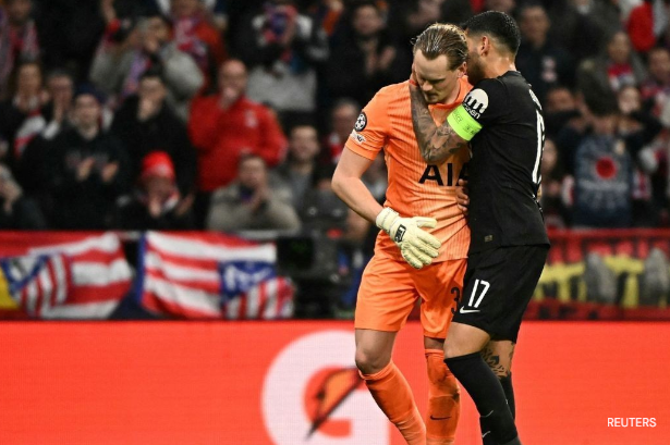 Christian Romero qui réconforte le gardien Kinsky âpres avoir commis deux erreurs face à l'Atletico Madrid 8e de finale ligue des champions 
