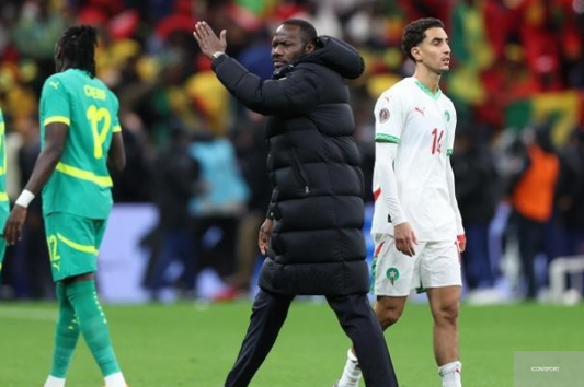 Pape Thiaw qui demande à ses joueurs de quitter le terrain lors de la finale de la CAN 2025 face au Maroc 