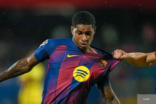 Marcus Rashford sous le maillot du FC Barcelone en duel le maillot tiré 