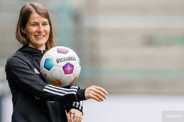 Marie Louise Eta qui pose avec un ballon de Bundesliga 