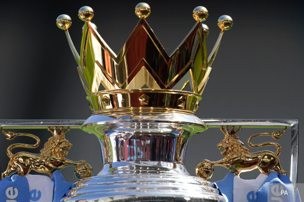 Trophée couronne premier League en premier plan 