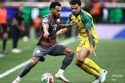 Duel barrage coupe du monde, joueurs de la nouvelle Calédonie face à un défenseur Jamaicain 