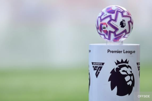 Le ballon de Premier League exposé sur un pupitre au premier plan avec le logo de la Première League 
