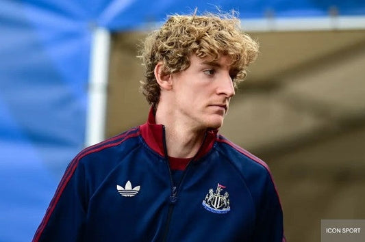 Anthony Gordon with Newcastle United jacket