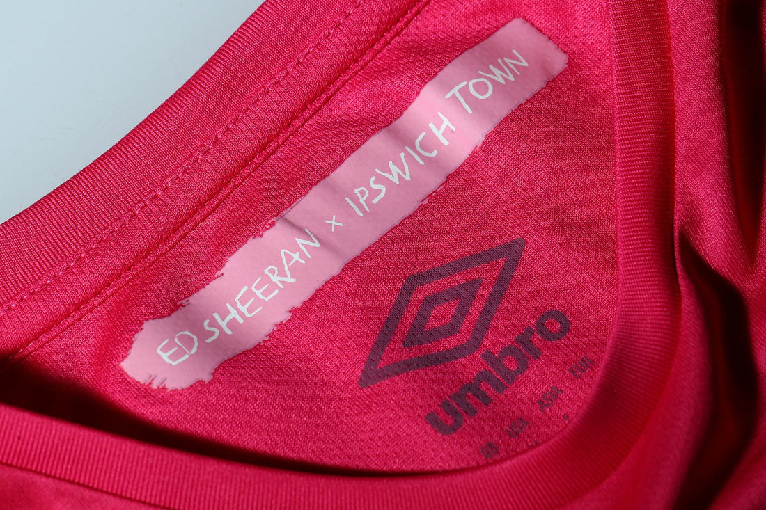 Un maillot glamour pour Ipswich Town en collaboration avec Ed Sheeran!
