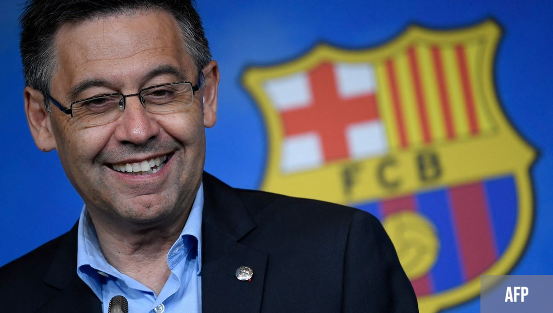 Image crédit AFP Negreira au premier plan et logo du FC Barcelone en arrière plan.