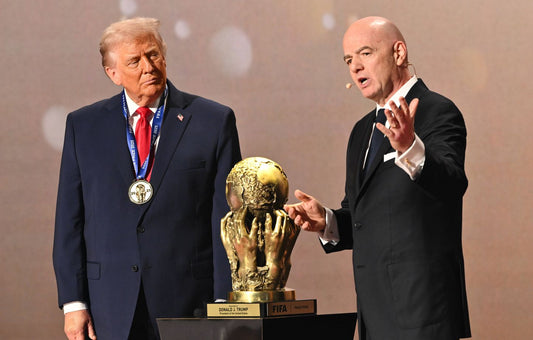 Donald Trump et Gianni Infantino avec un trophée lors d'une cérémonie 