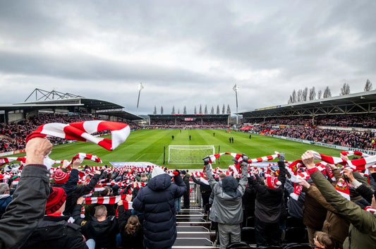 Supporters de Wrexham AFC avec leurs écharpes rouges et blanches