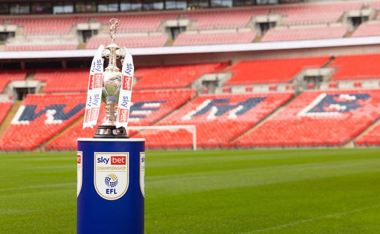 Trophée championship au premier plan exposè dans un stade 