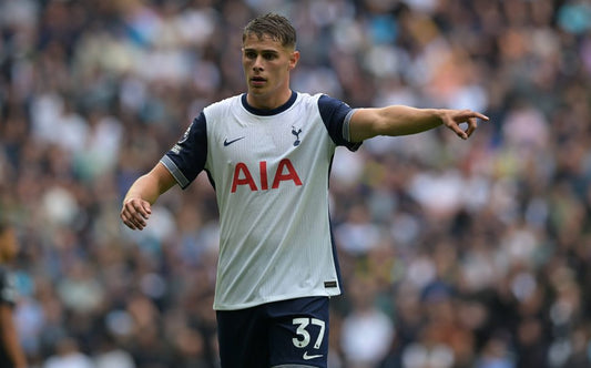 Micky van de Ven avec Tottenham 