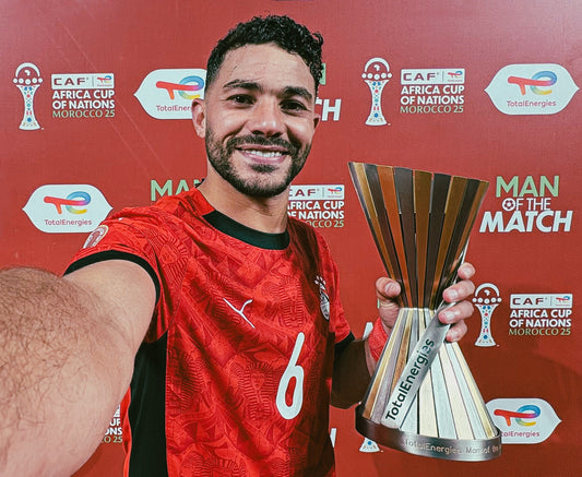 Yasser Ibrahim posant avec le trophée homme du match total énergie 