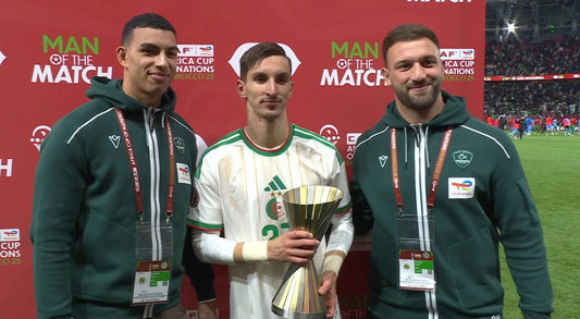 Adil boulbina qui pose avec son trophée d'homme du match totalenergies 