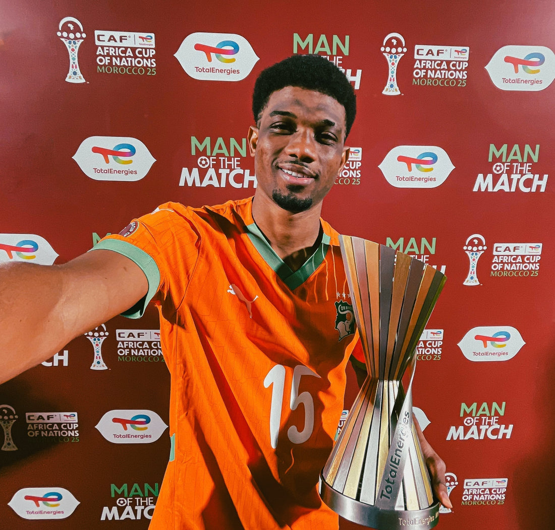 Amad Diallo qui pose avec le trophée d'homme du match total energies can 2025 
