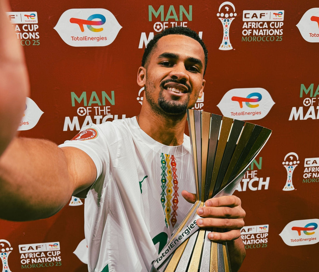 Illiman Ndiaye qui pose avec le trophée d'homme du match totalenergies 