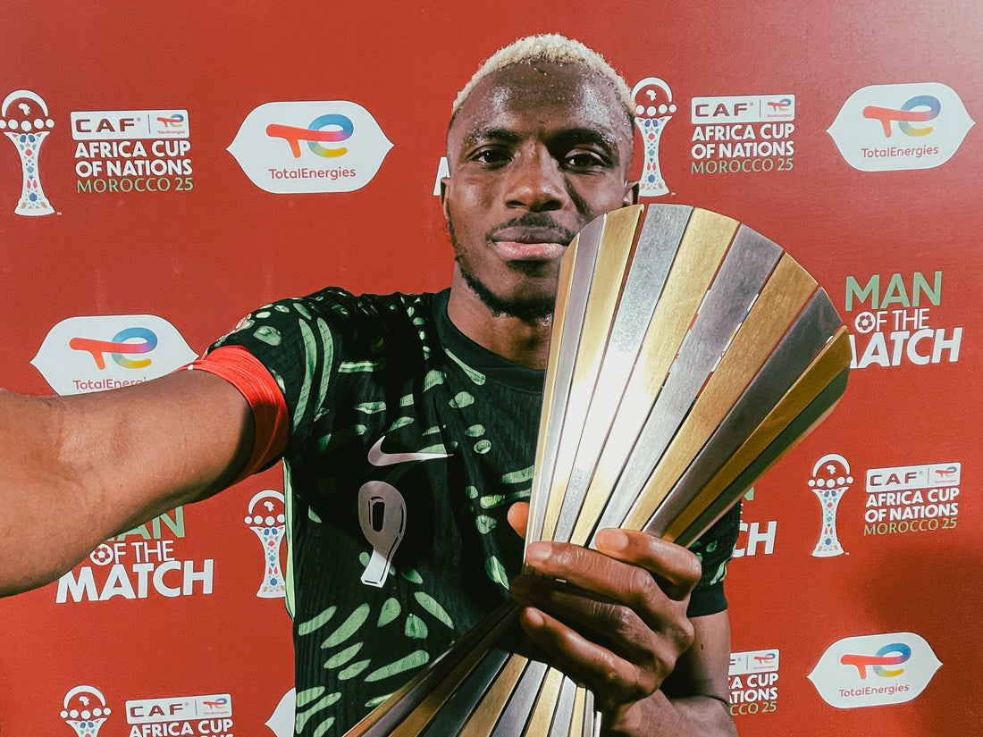 Victor OSIMHEN qui pose avec le trophée d'homme du match Total Energie 