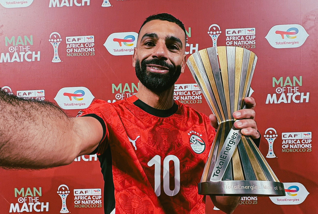 Mo Salah qui pose avec le trophée d'homme du match total énergie face à la Cote d'Ivoire 