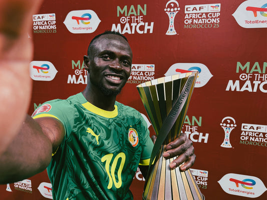 Sadio Mane qui pose avec le trophée homme du match Total Energie 