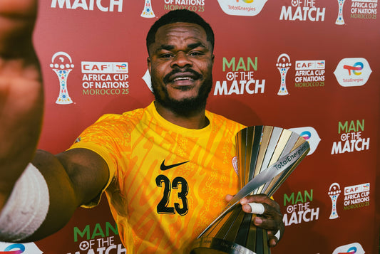 Stanley NWABALI qui pose avec le trophée homme du match Total Energie 