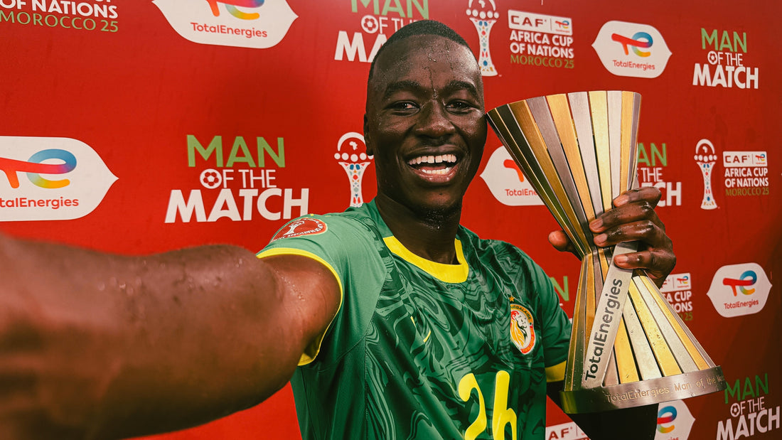 Pape Gueye qui pose avec le trophée d'homme du match Total Energie can 2025