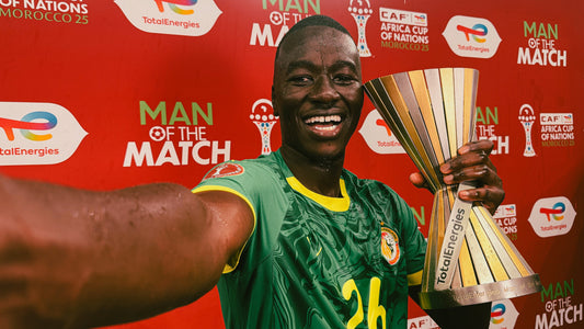 Pape Gueye qui pose avec le trophée d'homme du match Total Energie can 2025