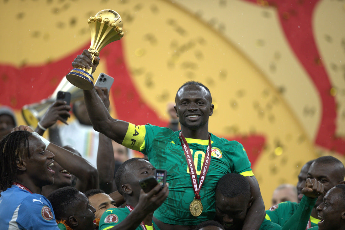 Sadio Mane qui soulève le trophée de l'Afcon 2025