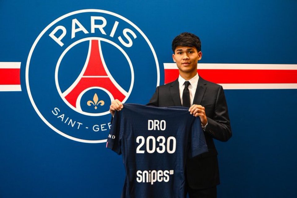 Dro FERNANDEZ lors de sa présentation avec le Paris Saint-Germain 