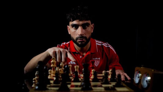 Neal Maupay devant un échiquier pour sa présentation avec le Séville FC