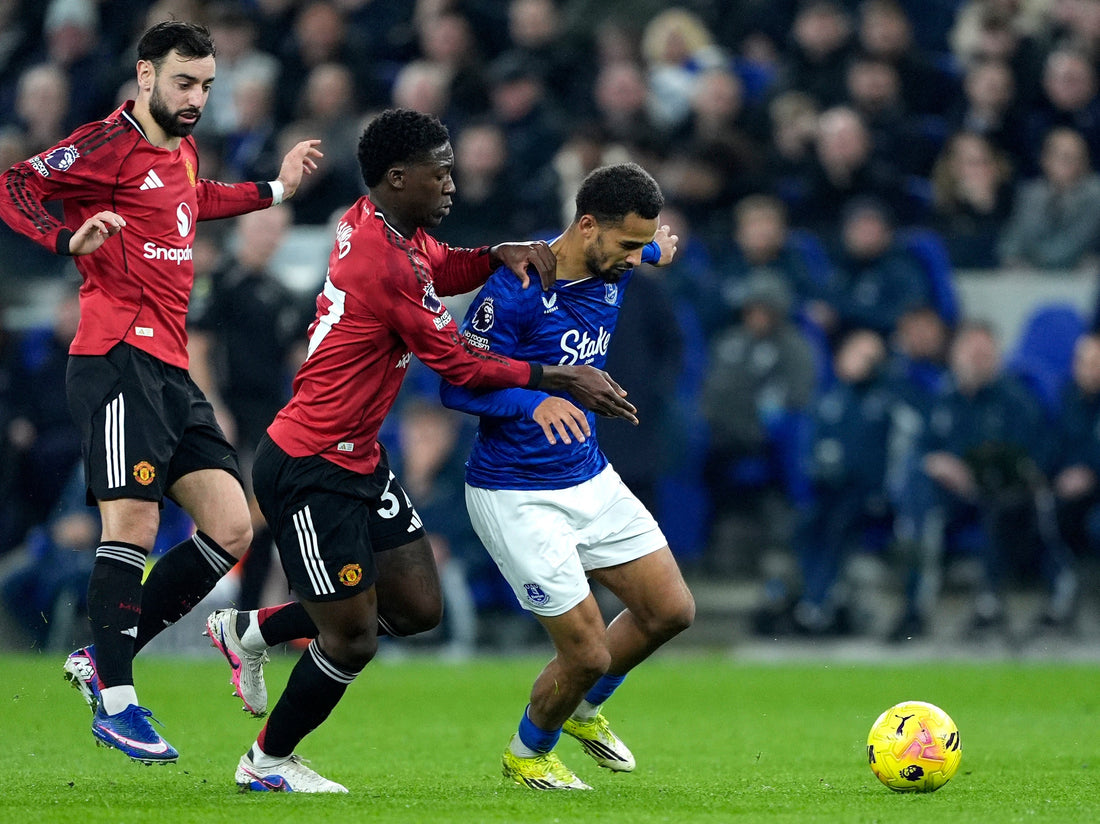 Kobbie Mainoo en duel face à Illiman Ndiaye 