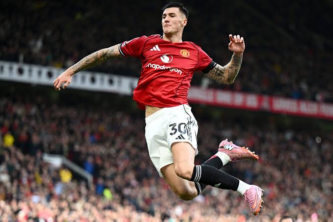 Benjamin Sesko qui célèbre dans les airs avec Manchester United 