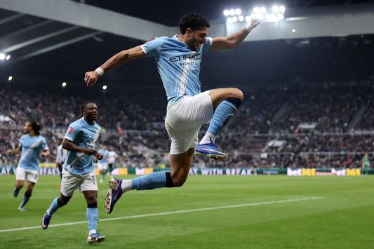 Omar Marmoush qui célèbre un but, Jérémy DOKU et Nathan Ake en arrière plan 