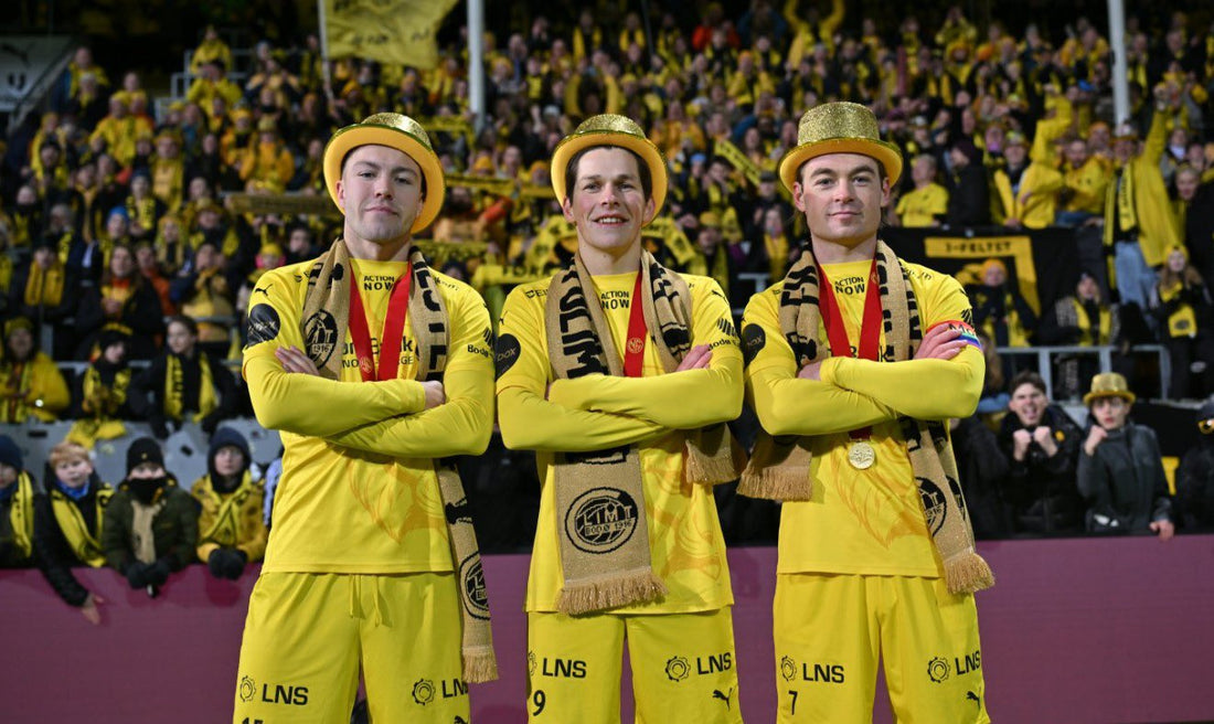 Trois joueurs de Bødo/Glimt qui porte des chapeaux et des écharpes pour célébrer leurs titres