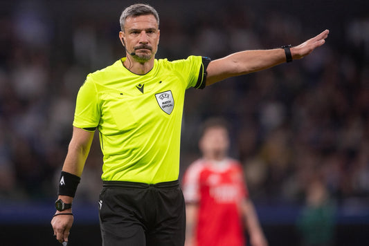 L'arbitre Slavko Vincic qui exerce en plein match 