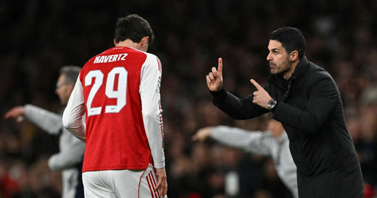 Arteta qui donne des directives à  Havertz 